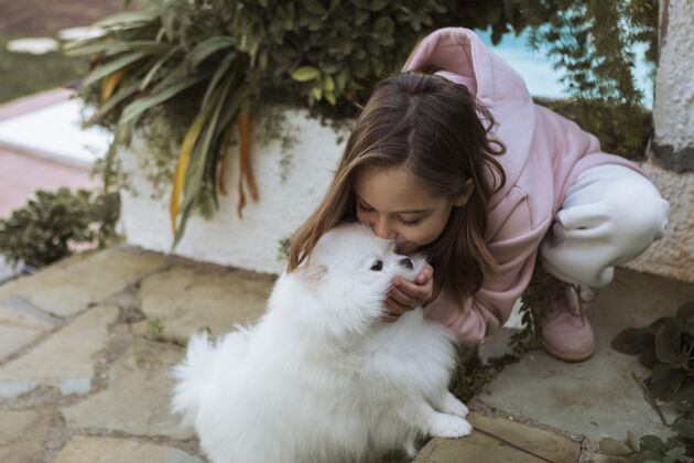 感情高视角女孩亲吻她的狗狗可爱孩子