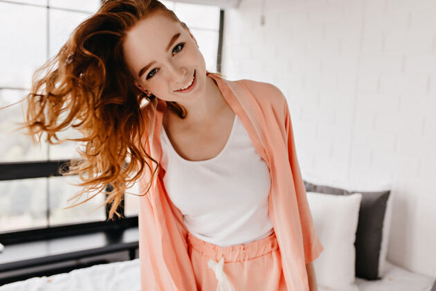 卷发快乐的白色卷发女孩微笑着灵感来源于红发模特在家里玩得开心周末女人睡衣