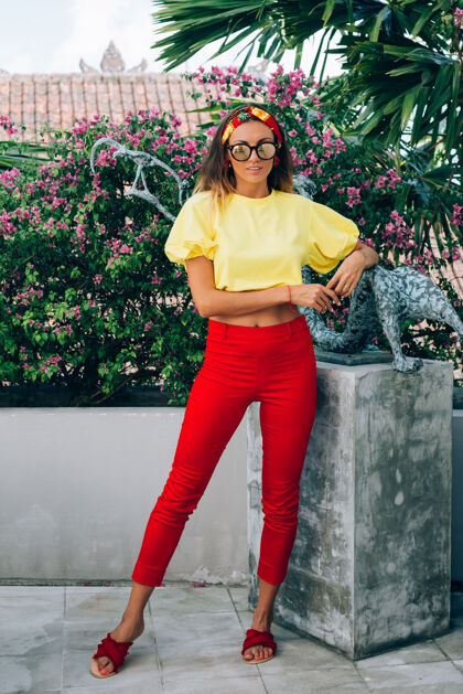 头发穿着红色裤子 黄色上衣 耳环 太阳镜和头巾的时尚女性的时尚肖像裤子异国情调人