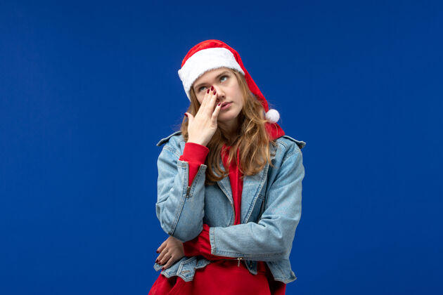 表演者正面图蓝色背景上哭泣的年轻女性圣诞情感色彩休闲时尚颜色