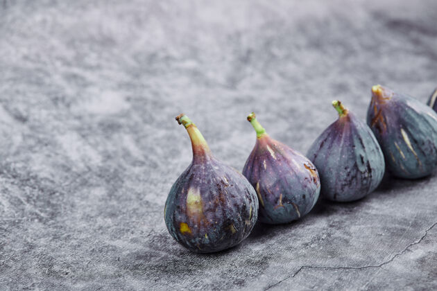 水果大理石桌上成熟的紫色无花果美味成熟有机