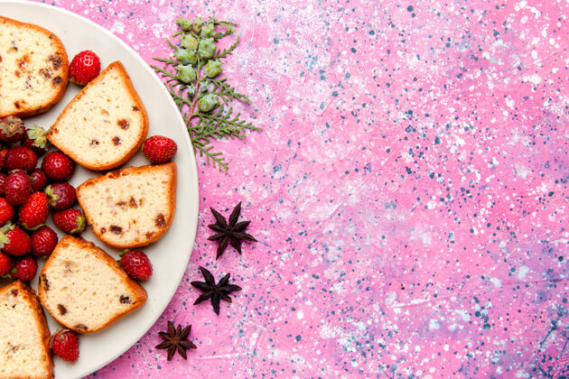 桌子顶视图美味的蛋糕片与新鲜的红色草莓粉红办公桌蛋糕烤甜饼干颜色派糖饼干饼干顶部午餐