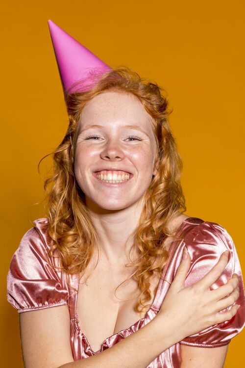 女人可爱的红发女人生日派对生日聚会生日乐趣