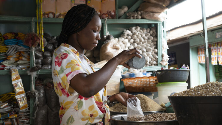 第三世界中枪非洲女人工作女人成人农村
