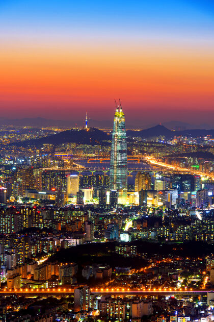 夜晚首尔的韩国天际线 南韩山松要塞的乐天世界购物中心是韩国最好的风景商务区南部场景