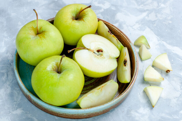 多汁的正面图新鲜的青苹果切片和整个水果表面浅白色水果新鲜醇厚成熟的维生素视野新鲜饮食