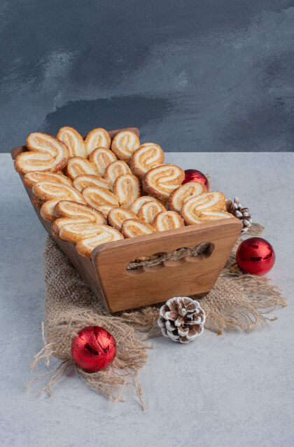篮子成片的饼干堆在一个木篮子里 在大理石表面装饰着圣诞装饰品美味圣诞节糖