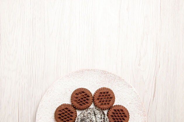 蛋糕俯瞰美味的巧克力饼干和白色的小可可蛋糕美味巧克力饼干饼干种子
