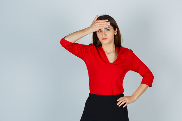 办公室穿红衬衫的年轻女士 裙子的手放在额头上额头笔记本电脑疼痛