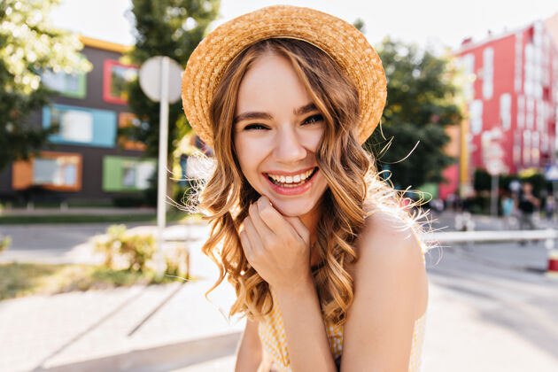 Retro兴奋的快乐女人在夏天的周末闲逛迷人的卷发女模特穿着时髦的服装享受拍照WalkYellowPerson
