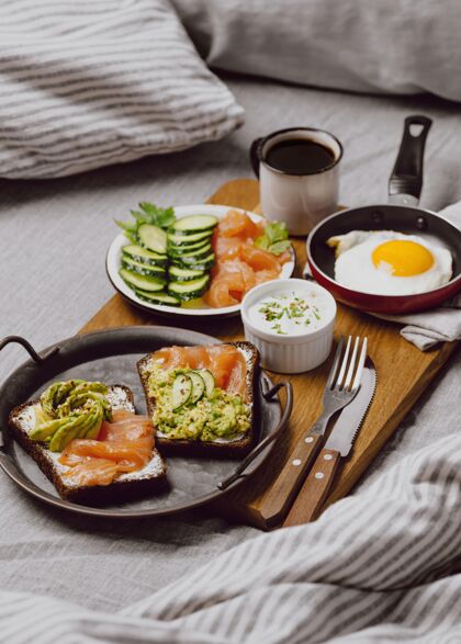 鸡蛋高角度的早餐三明治在床上与煎蛋和吐司油炸餐料理