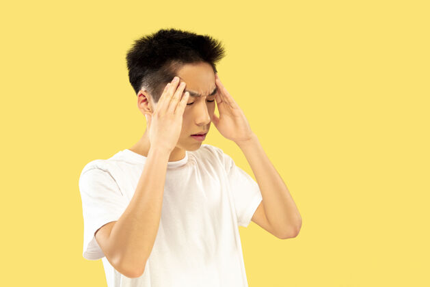 人韩国年轻人的肖像穿白衬衫的男模思维严肃人类情感的概念 面部表情前视流行的颜色手亚洲人头痛