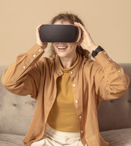 摄影玩虚拟现实耳机的女人智能人物工作室