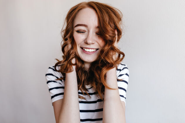时尚幸福的欧洲女人穿着休闲装笑着闭上眼睛室内照片的温文尔雅姜女孩表达兴奋微笑快乐红发