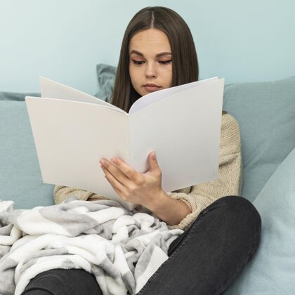 女性大流行期间妇女在家看书的正面图隔离社交预防