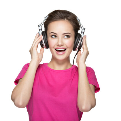 快乐快乐的年轻女子戴着耳机听音乐青少年女性听