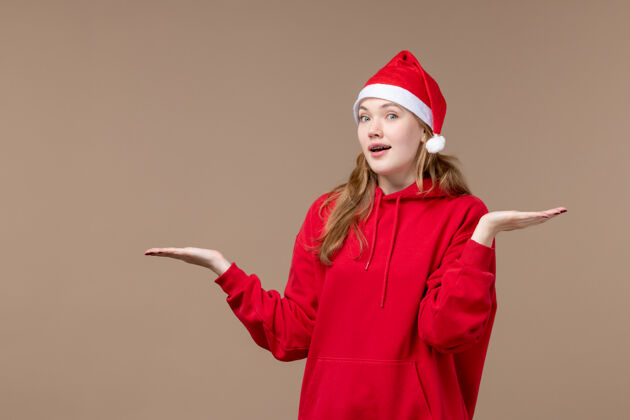 新的前视图圣诞女孩与红色斗篷棕色空间工人假日肖像