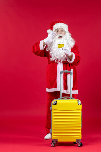 庆祝红墙上拿着黄色银行卡的黄色袋子的圣诞老人的正视图快乐抱着银行