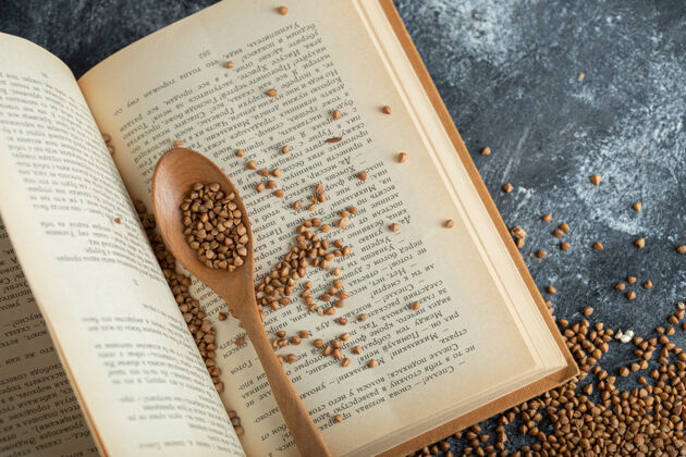 膳食生荞麦撒在打开的书上美味烹饪烹饪