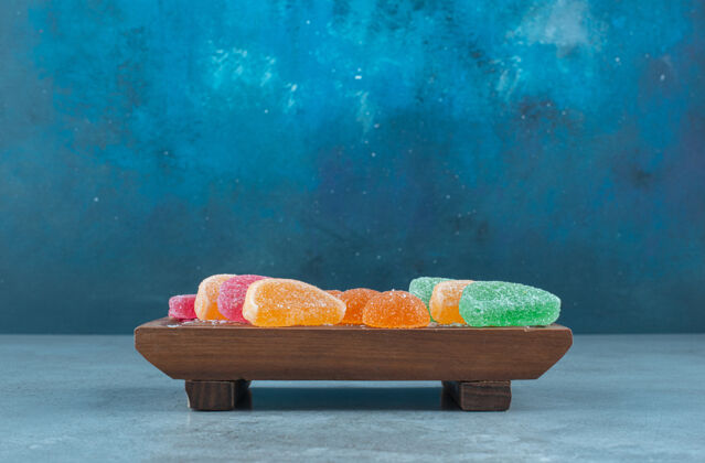 甜点在大理石上的盘子里捆在一起的Marmelades糖美味甜点