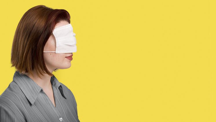 女人侧视图：戴着面罩的女人站在照明灯旁边人医学面具颜色