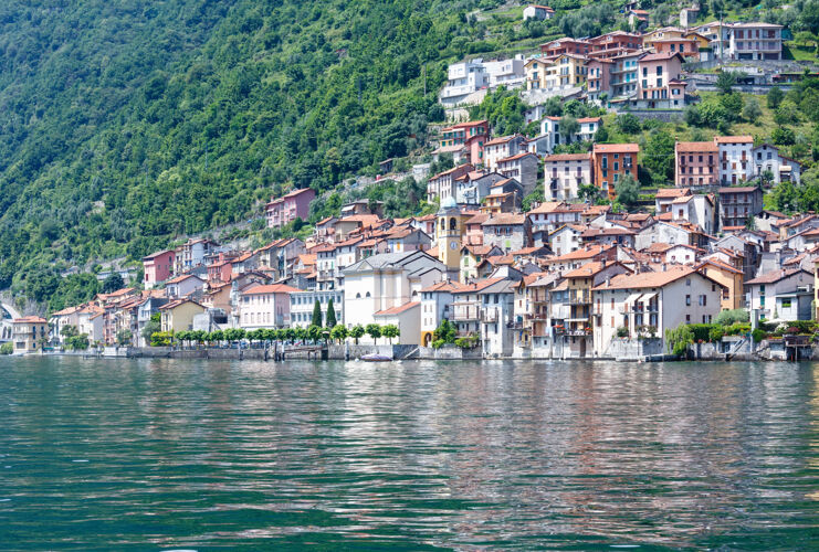 海岸科莫湖（意大利）海岸夏季从船上看涟漪阿尔卑斯山乡村