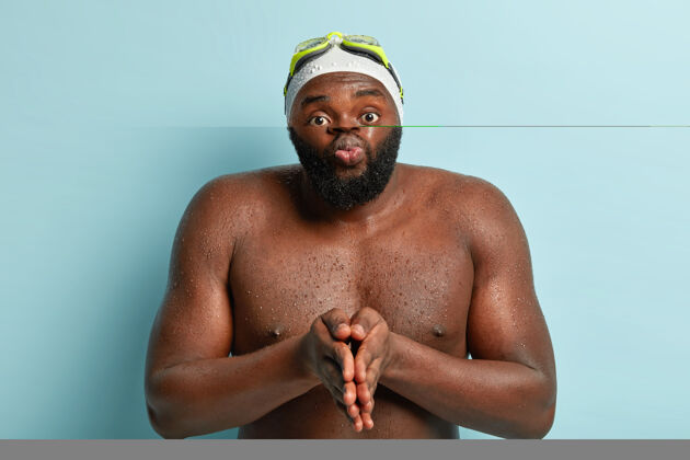 胡须积极的运动员准备在水下跳水 手掌紧握 双唇合拢 呼吸缓和 锻炼决心 享受水上运动 拥有运动的体形 护目镜男子胡须