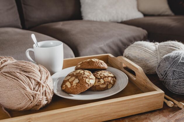 室内高角度饼干和托盘杯纱早晨温暖舒适