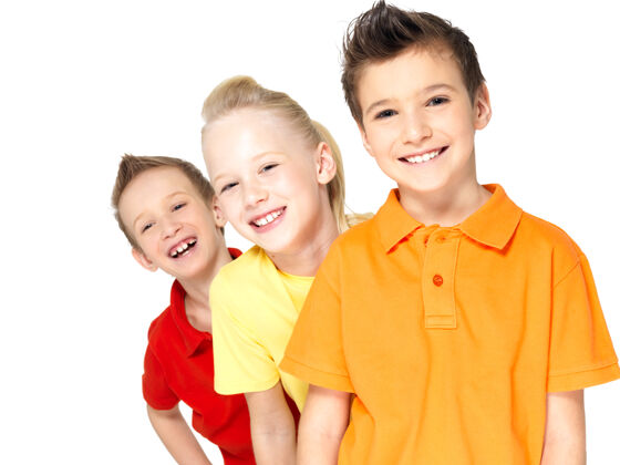 三孤独的快乐的孩子的肖像画在白色上排头发线