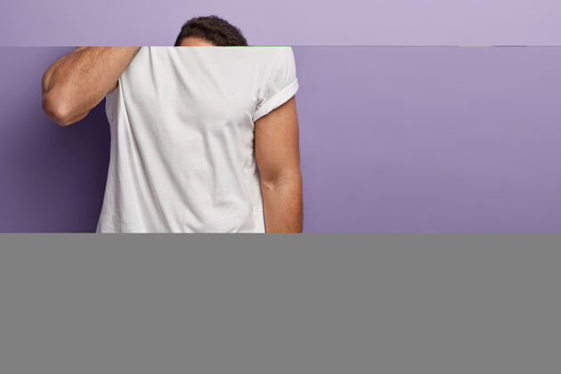 颈部劳累过度的年轻人镜头需要按摩 感觉颈部疼痛 久坐不动 穿着t恤 表达负面情绪 隔离在紫色的墙壁上 自由的空间不满情绪化专业知识