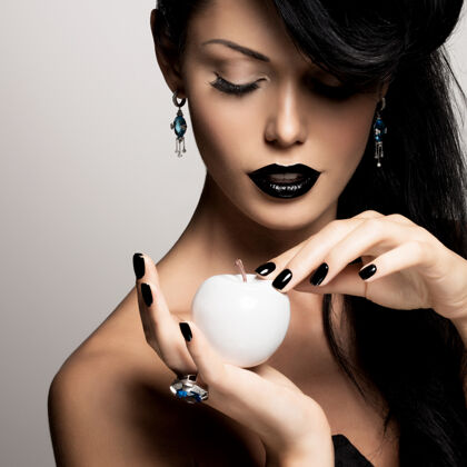 美甲时尚女性肖像 现代发型 黑色嘴唇 白色苹果水晶指甲性感