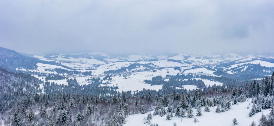 村庄在多云的霜天鸟瞰冬季山林的神秘景观北欧国家严酷美丽的概念复制空间风景景观阳光