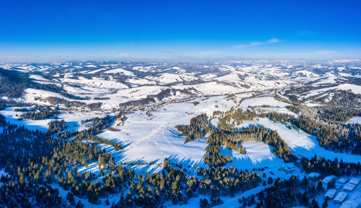 阿尔卑斯山在一个阳光明媚 无风霜冻的日子里 欧洲滑雪胜地美丽的雪坡的神奇冬季全景冬季活动休闲的概念风景冰冻雪
