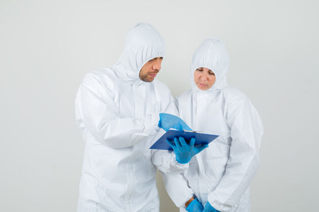 男人两位医生穿着防护服讨论化验结果专业实验室制服