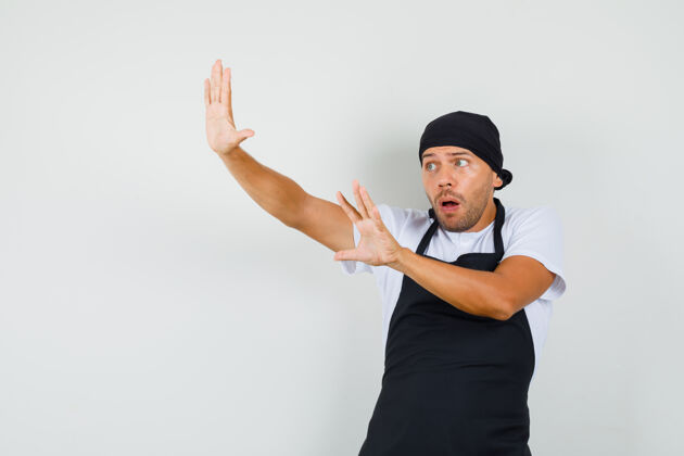 人面包师举着手掌 穿着t恤为自己辩护职业美食家面包师