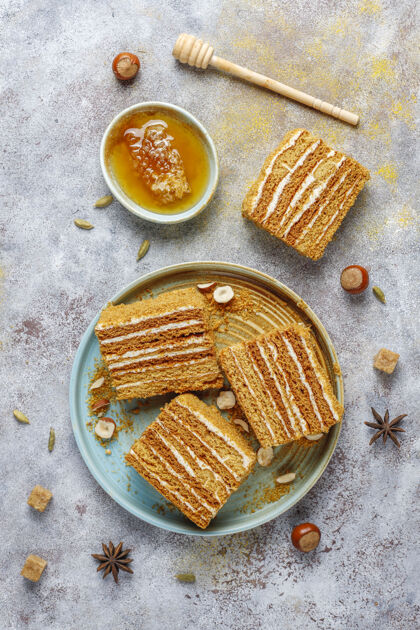 面包房甜甜的自制分层蜂蜜蛋糕加香料和坚果蜂蜜自制奶油