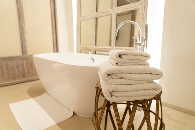 芳香豪华浴室带浴缸的毛巾房子芳香疗法治疗