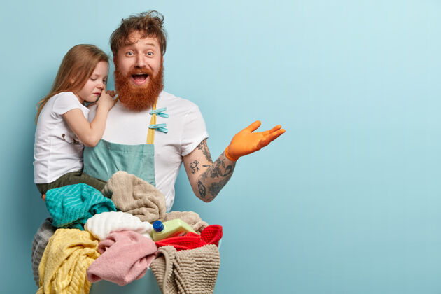 高兴洗衣和家居概念高兴的红发男子厚胡子父母日常哭
