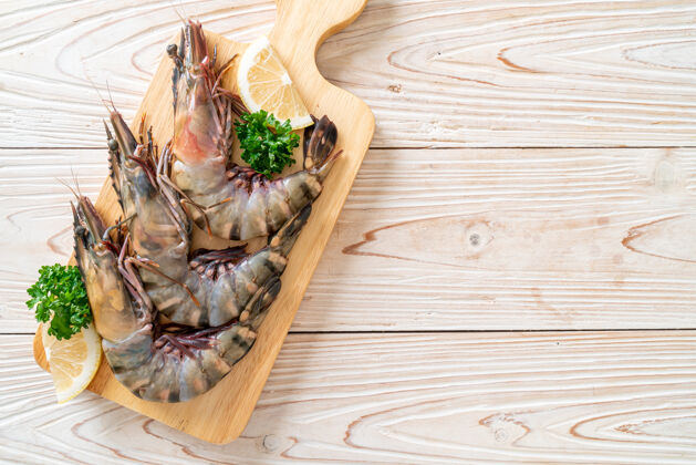 甲壳类动物新鲜虎虾或虾在木板上美食生的小龙虾