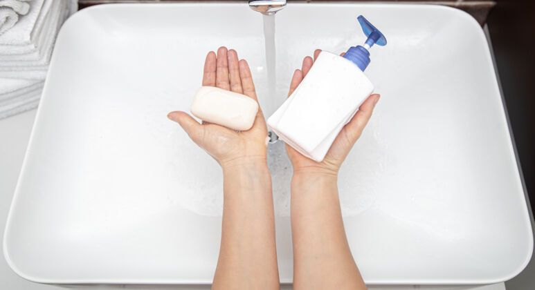 个人卫生女性手上的液体肥皂和固体肥皂俯视图个人卫生与健康防腐剂卫生个人