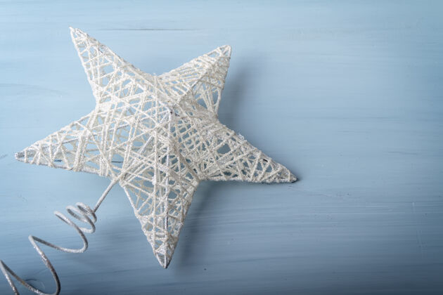 框架白色圣诞玩具在木制背景上以星星的形式平放盒子礼物树枝