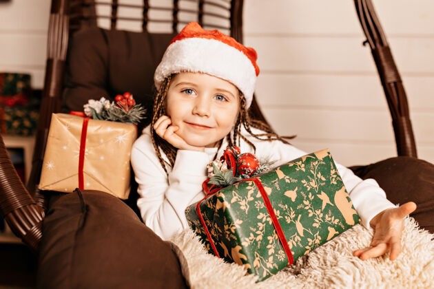 圣诞节有圣诞礼物的快乐女孩礼物微笑孩子