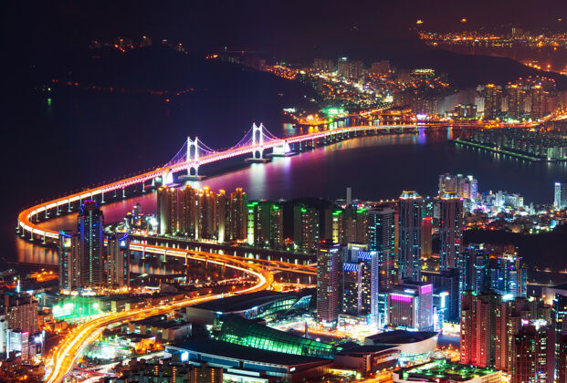 韩国韩国釜山夜晚的光安桥和海云台海洋风景区旅游