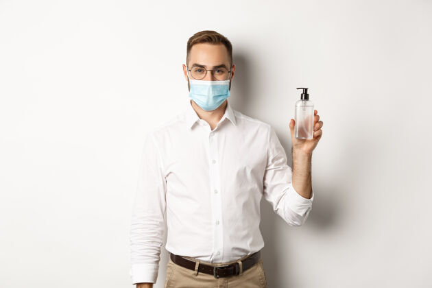 胡须用人单位在医用口罩上展示洗手液 要求在工作中使用防腐剂 站着男人医疗自信