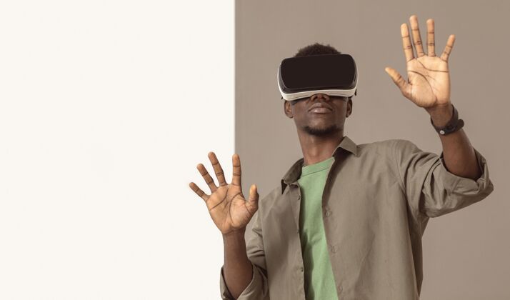 年轻美国黑人使用虚拟现实耳机内部虚拟娱乐
