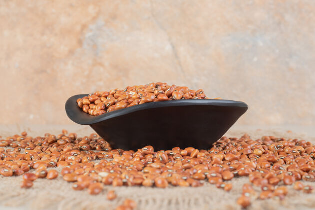 素食咖啡豆被隔离在水泥上的陶瓷杯里热带美味质量