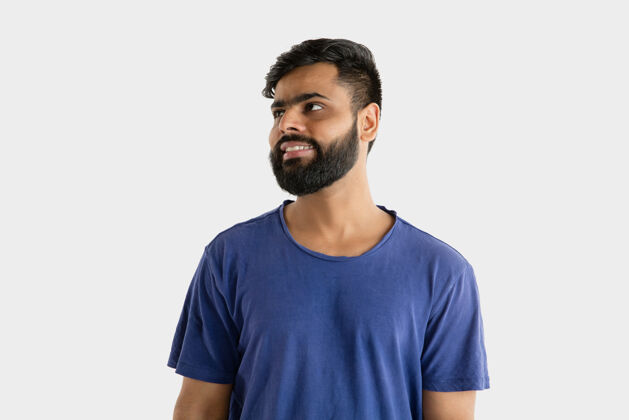 人美丽的男性肖像穿着蓝色衬衫的年轻感性的印度教男人面部表情 人类情感站着微笑表情乐趣人