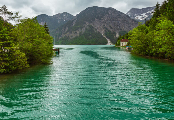 山顶普朗西阿尔卑斯山湖夏季阴天视图 蒂罗尔 奥地利湖奥地利风景