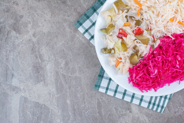 卷心菜两种泡菜和泡菜放在白板上 用桌布包着水果沙拉甜菜