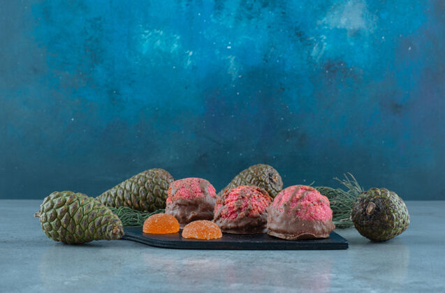 树枝松果围在木板上 甜点放在大理石上烘焙甜的美味